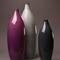 Ensemble Vase bouteille céramique Sud perle, framboise et cendre, Atelier Romain Bernex (3 vases)