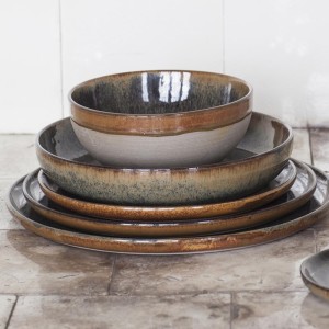 Plat de service rond creux grès émaillé 32cm Surface Rusty Brown, Serax par Sergio Herman 2