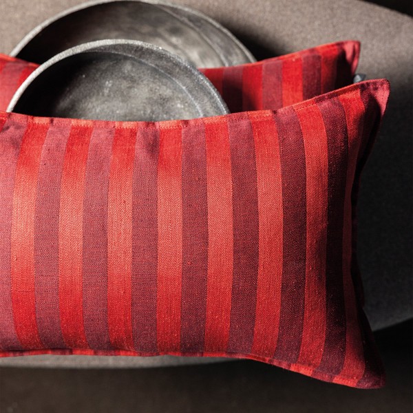 Le Jacquard Français - oussin de décoration Souveraine Carmin