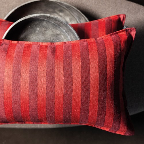 Le Jacquard Français - oussin de décoration Souveraine Carmin