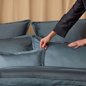 Alexandre Turpault - Parure de lit unie en satin de coton Bio 120 fils/cm² Teophile Saphir